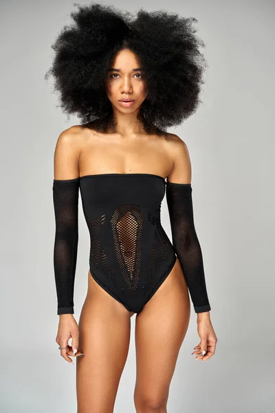 Модное Фото Африканской Американки Афропрической Носить Черную Сетку Телесный Костюм Лицензионные Стоковые Изображения