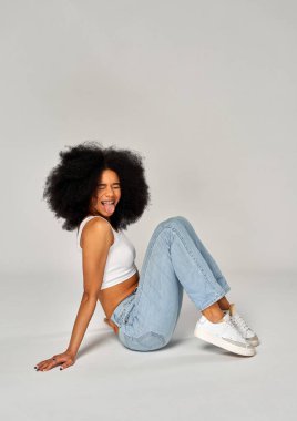 Komik Afro-Amerikan kadın dilini gösteriyor. 