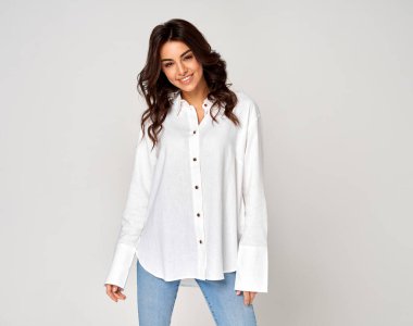 Gülümseyen Avrupalı kadın gri arka planda kameraya bakıyor, kopyalama alanı. Reklam kavramı       