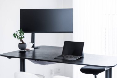 Laptop ve harici monitörle çalışma ortamı