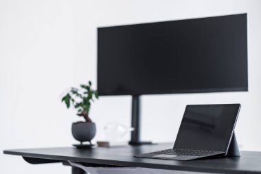 Laptop ve harici monitörle çalışma ortamı