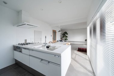 Beyazlı, basit modern mutfak.