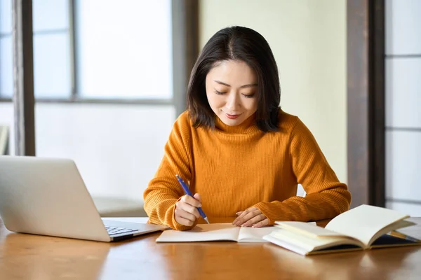 Asian Woman Studying Qualifications — Stock Photo, Image