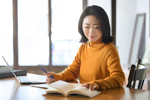 Asian Woman Studying Qualifications — Stock Photo, Image