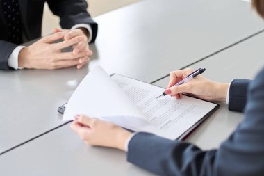 İş görüşmesi yapan bir kadının elleri.