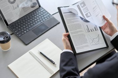 Asyalı işadamı pazarlama analizi yapıyor