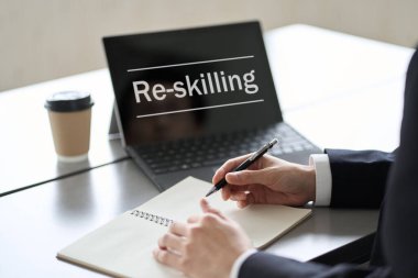 Bilgisayarda çalışan Asyalı işadamı