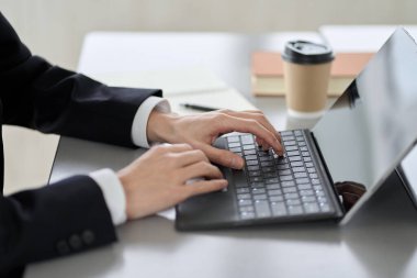 dizüstü bilgisayarda yazarak Asya iş adamı