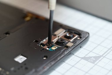 Akıllı telefonların bakımını yapan eller