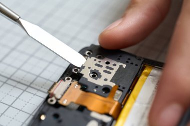 Akıllı telefonların bakımını yapan eller