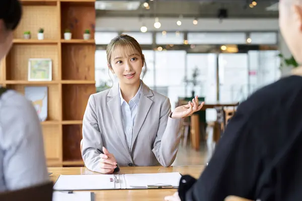 Asian Business Woman Selling Restaurant Owners — Stock Photo, Image