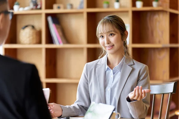 Business Woman Sales Position Giving Explanation — Stock Photo, Image