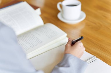 İş kadını niteliklerine çalışıyor.