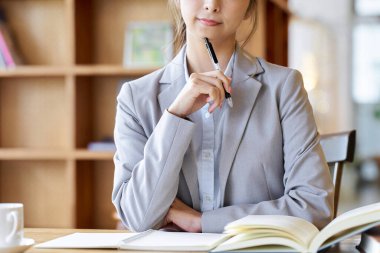 İş kadını okurken düşünür.