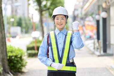 Kadın bir güvenlik görevlisi yumruk pompası yapıyor.
