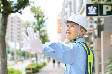 Güvenlik görevlisi olarak çalışan Asyalı bir adam.