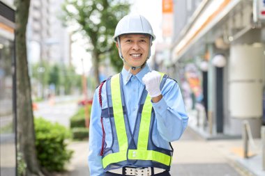 Erkek güvenlik görevlisi yumruk pompası yapıyor.
