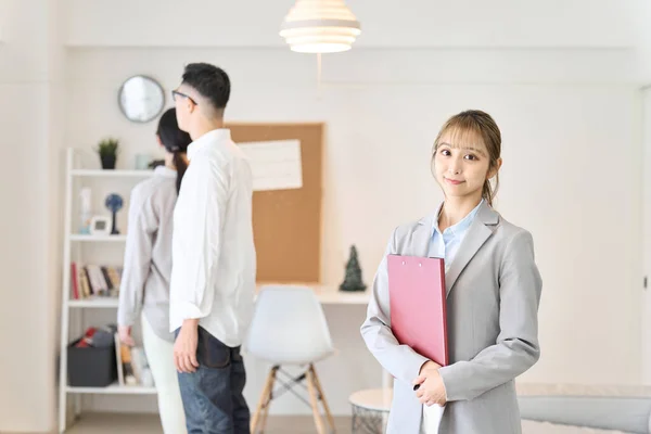 Real Estate Sales Woman Showing Room — Stock Photo, Image