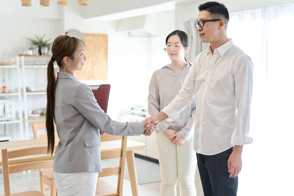 Man Woman Shake Hands Closing Real Estate Deal — Stock Photo, Image