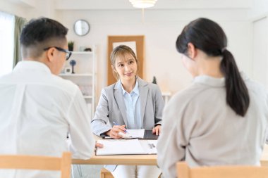 Sigortayla ilgili bilgi veren bir kadın sigortacı.