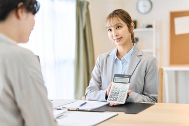 İş kadını çeşitli ürünler için tahminler veriyor