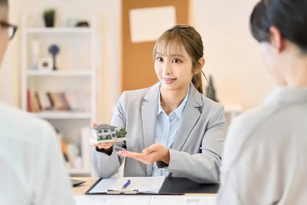 Female Salesperson Providing Real Estate Information — Stock Photo, Image