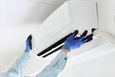 Klimayı kontrol eden Asyalı işçi