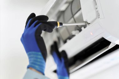 Klimayı kontrol eden Asyalı işçi