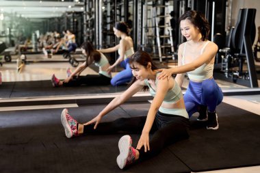 Bir kadın partneriyle bacak egzersizi yapıyor.