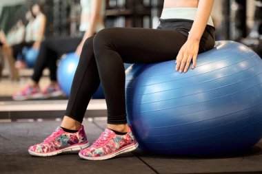 Akıllı telefon uygulaması kullanarak spor salonunu yöneten bir kadın.