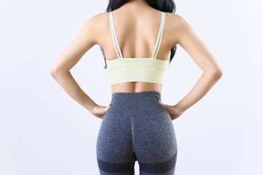 Antrenman yapan kaslı bir kadının arka görüntüsü.