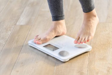 Terazide bir kadın ayağı