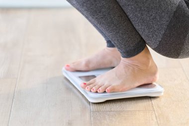 Terazide bir kadın ayağı