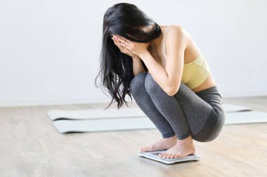 Asyalı kadın kendini depresif hissediyor.