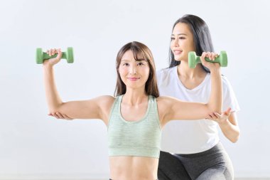 Eğitmen tarafından eğitilmiş bir kadın.