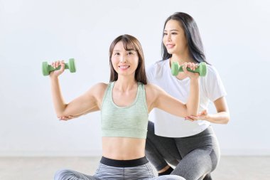 Eğitmen tarafından eğitilmiş bir kadın.