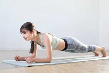 Çekirdeğini bir kalasla çalıştıran bir kadın.