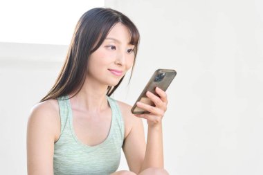 Çevrimiçi eğitim sırasında akıllı telefona bakan kadın