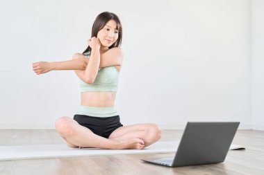 Çevrimiçi esneme dersleri alan bir kadın