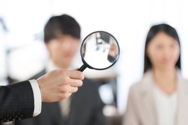 Büyüteçle insan kaynaklarını arama görüntüsü