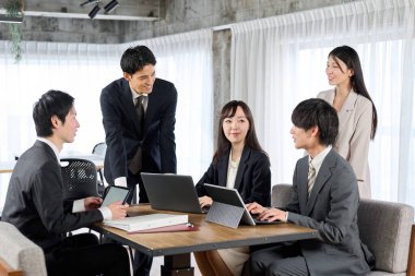 Asyalı iş adamları grup toplantısı yapıyor.