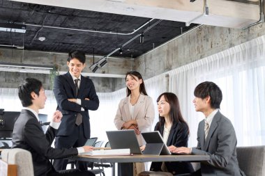 Asyalı iş adamları grup toplantısı yapıyor.