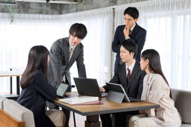 Asyalı iş adamları grup toplantısı yapıyor.