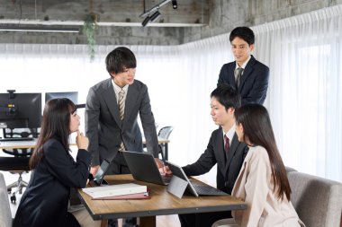 Asyalı iş adamları grup toplantısı yapıyor.