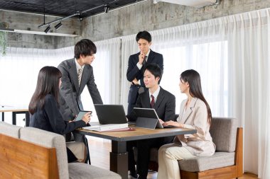 Asyalı iş adamları grup toplantısı yapıyor.