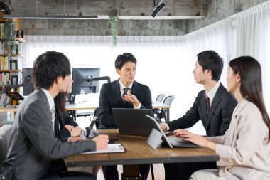 İş adamları takım toplantısı yapıyor.