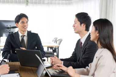 İş adamlarının ofiste toplantısı var.