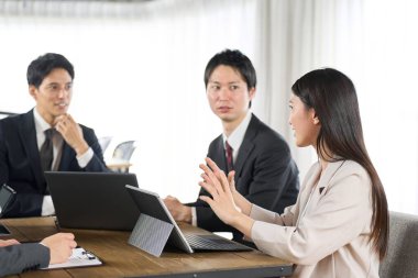 İş adamlarının ofiste toplantısı var.