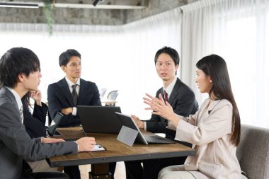 İş adamlarının ofiste toplantısı var.