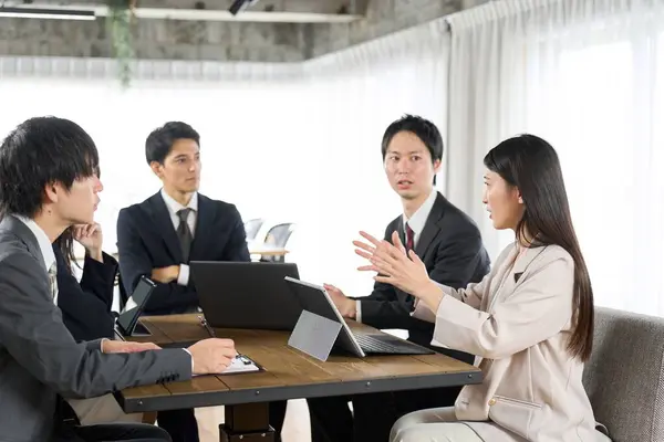 İş adamlarının ofiste toplantısı var.